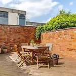 Peaceful Retreat In Central Cheltenham
