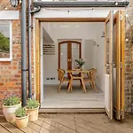 Peaceful Retreat In Central Cheltenham